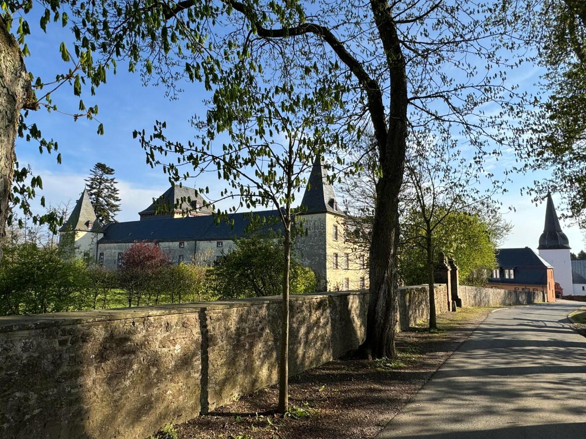 L' Extravagante Im Garten Von Schloss Schmidtheim Exteriör bild